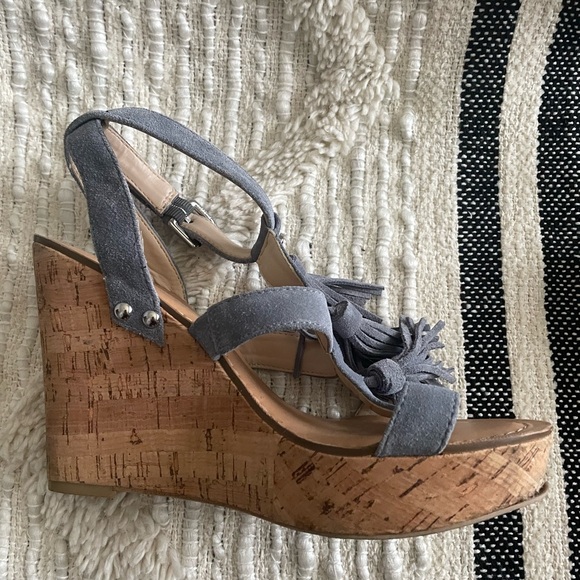 Guess suede wedges with tassels - Size 8 - Picture 2 of 3